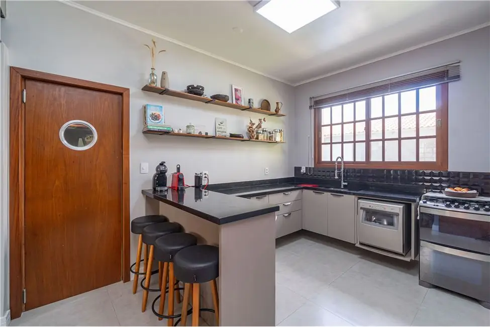 Casa com 4 quartos à venda, 300m2 em Jardim Lindóia, Porto Alegre - RS - imagem 6 Foto 6 de Casa com 4 quartos à venda, 300m2 em Jardim Lindóia, Porto Alegre - RS