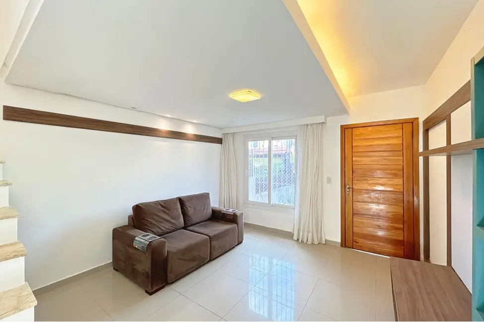 Foto 2 de Casa com 2 quartos à venda, 76m2 em Guarujá, Porto Alegre - RS