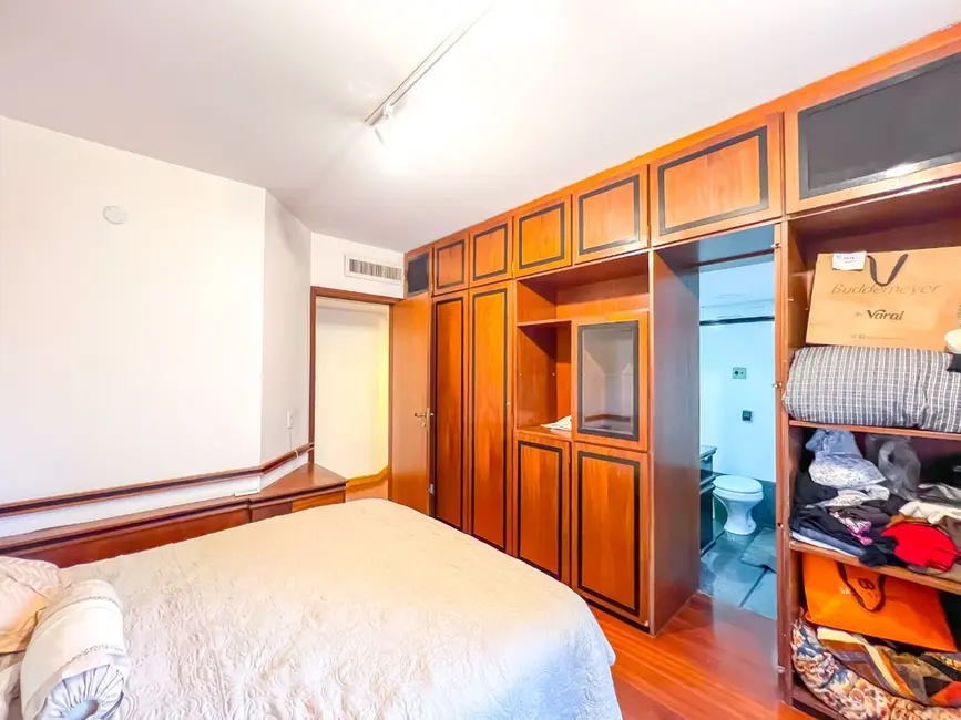 Apartamento com 3 quartos à venda, 240m2 em Moinhos de Vento, Porto Alegre - RS - imagem 7 Foto 7 de Apartamento com 3 quartos à venda, 240m2 em Moinhos de Vento, Porto Alegre - RS