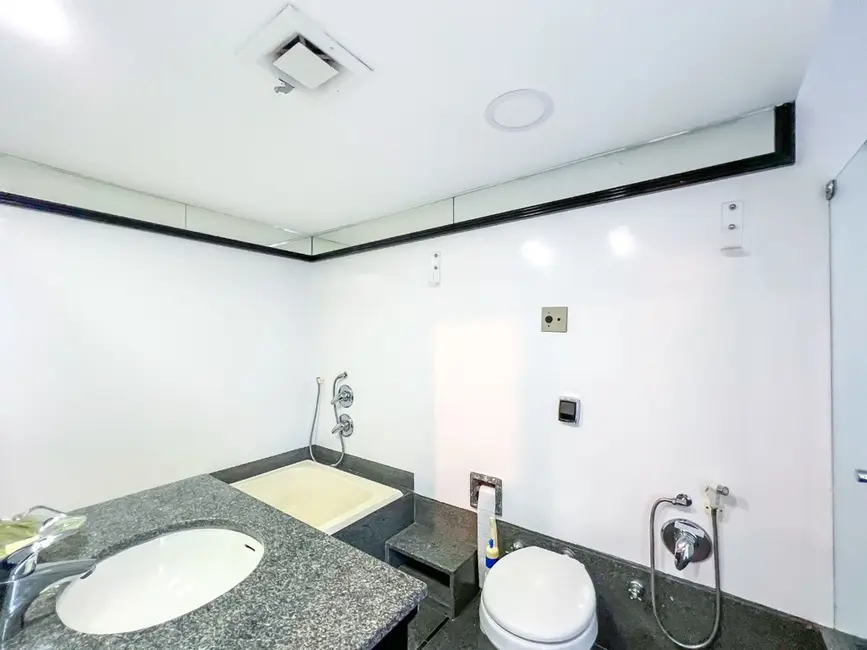Apartamento com 3 quartos à venda, 240m2 em Moinhos de Vento, Porto Alegre - RS - imagem 6 Foto 6 de Apartamento com 3 quartos à venda, 240m2 em Moinhos de Vento, Porto Alegre - RS