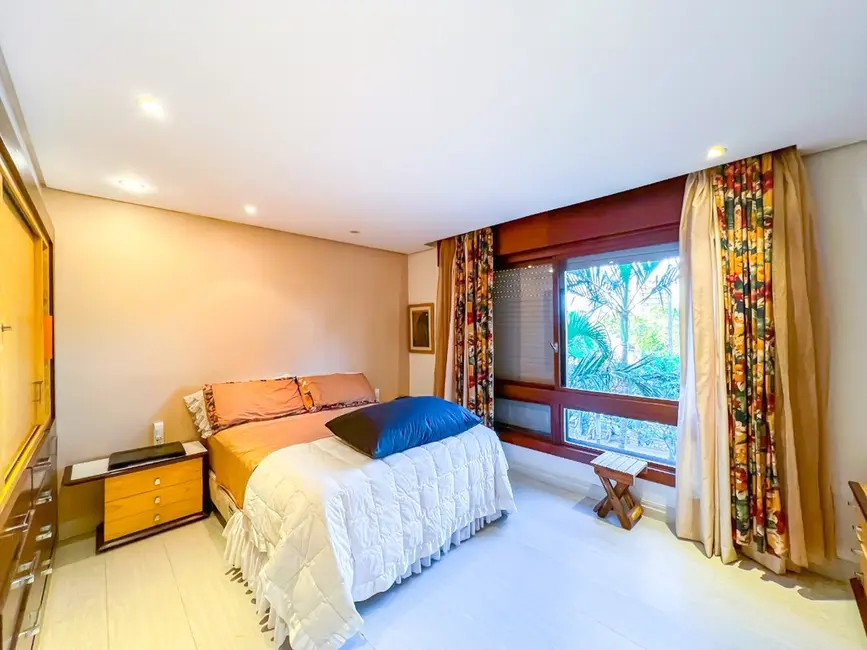 Apartamento com 3 quartos à venda, 240m2 em Moinhos de Vento, Porto Alegre - RS - imagem 5 Foto 5 de Apartamento com 3 quartos à venda, 240m2 em Moinhos de Vento, Porto Alegre - RS