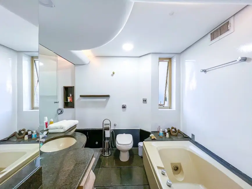 Apartamento com 3 quartos à venda, 240m2 em Moinhos de Vento, Porto Alegre - RS - imagem 4 Foto 4 de Apartamento com 3 quartos à venda, 240m2 em Moinhos de Vento, Porto Alegre - RS