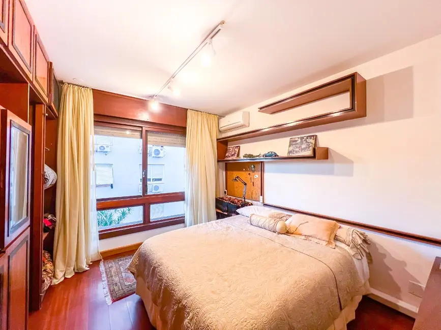 Apartamento com 3 quartos à venda, 240m2 em Moinhos de Vento, Porto Alegre - RS - imagem 8 Foto 8 de Apartamento com 3 quartos à venda, 240m2 em Moinhos de Vento, Porto Alegre - RS