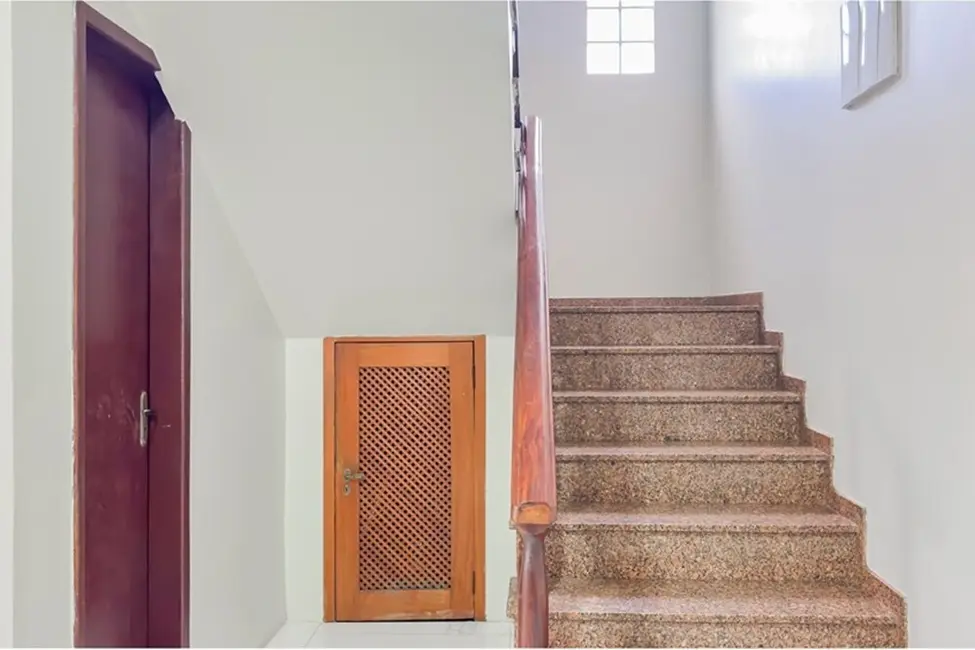 Casa com 5 quartos à venda, 208m2 em Porto Alegre - RS - imagem 4 Foto 4 de Casa com 5 quartos à venda, 208m2 em Porto Alegre - RS