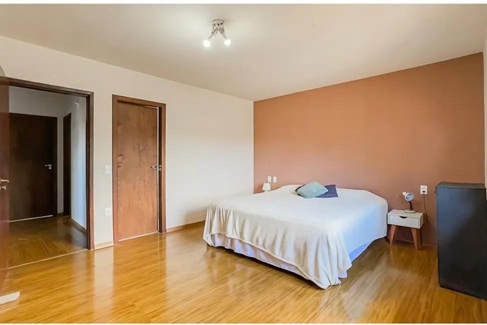 Casa com 5 quartos à venda, 208m2 em Porto Alegre - RS - imagem 2 Foto 2 de Casa com 5 quartos à venda, 208m2 em Porto Alegre - RS