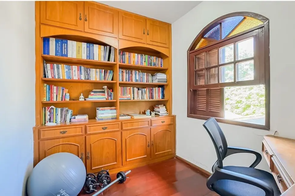 Casa com 5 quartos à venda, 208m2 em Porto Alegre - RS - imagem 5 Foto 5 de Casa com 5 quartos à venda, 208m2 em Porto Alegre - RS