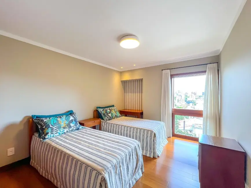 Apartamento com 3 quartos à venda, 195m2 em Auxiliadora, Porto Alegre - RS - imagem 8 Foto 8 de Apartamento com 3 quartos à venda, 195m2 em Auxiliadora, Porto Alegre - RS