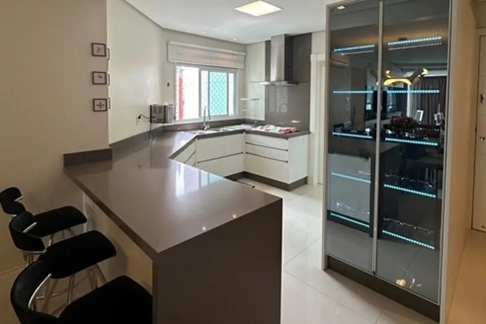 Apartamento com 3 quartos à venda, 136m2 em Centro, Balneario Camboriu - SC - imagem 8 Foto 8 de Apartamento com 3 quartos à venda, 136m2 em Centro, Balneario Camboriu - SC