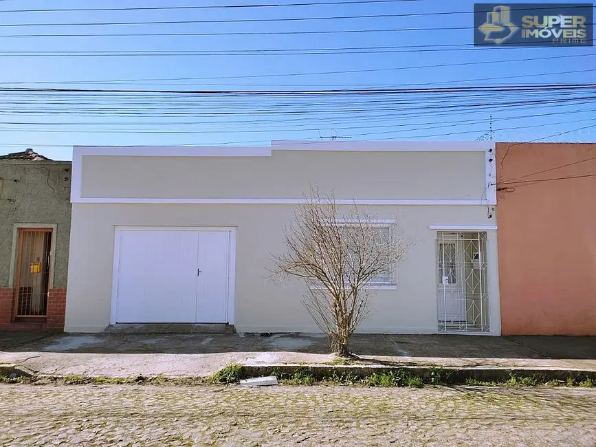 Casa com 3 quartos à venda, 200m2 em Centro, Pelotas - RS - imagem 1 Foto 1 de Casa com 3 quartos à venda, 200m2 em Centro, Pelotas - RS