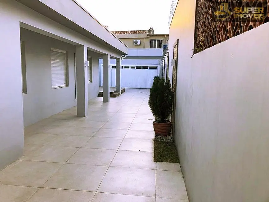 Casa com 4 quartos à venda, 242m2 em Centro, Pelotas - RS - imagem 4 Foto 4 de Casa com 4 quartos à venda, 242m2 em Centro, Pelotas - RS