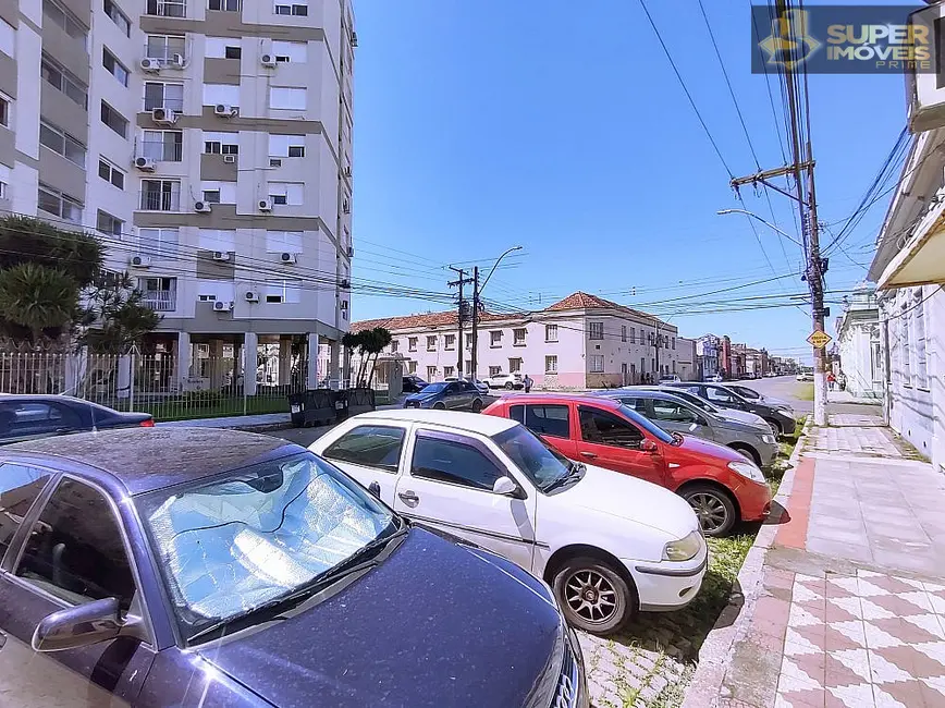 Casa com 5 quartos à venda, 235m2 em Centro, Pelotas - RS - imagem 3 Foto 3 de Casa com 5 quartos à venda, 235m2 em Centro, Pelotas - RS