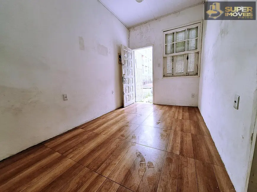 Casa com 2 quartos à venda, 63m2 em Centro, Pelotas - RS - imagem 3 Foto 3 de Casa com 2 quartos à venda, 63m2 em Centro, Pelotas - RS