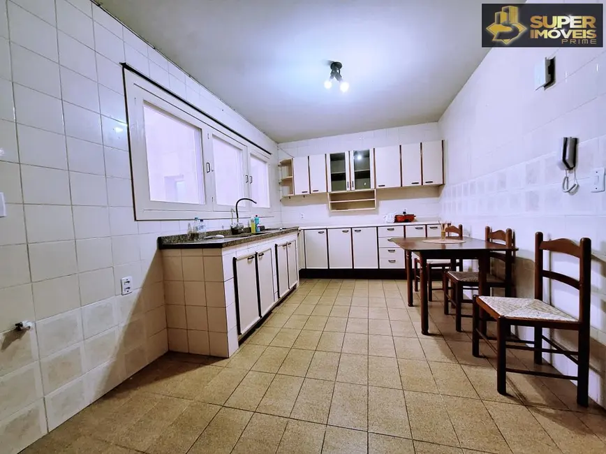 Apartamento com 4 quartos para alugar, 182m2 em Centro, Pelotas - RS - imagem 5 Foto 5 de Apartamento com 4 quartos para alugar, 182m2 em Centro, Pelotas - RS