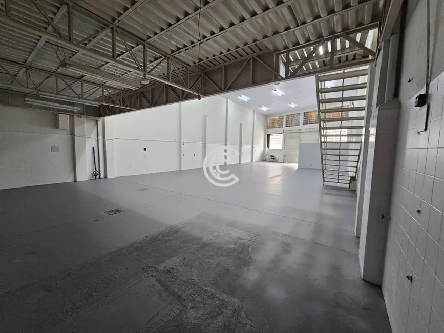 Armazém / Galpão para alugar, 300m2 em Centro, Valinhos - SP - imagem 3 Foto 3 de Armazém / Galpão para alugar, 300m2 em Centro, Valinhos - SP