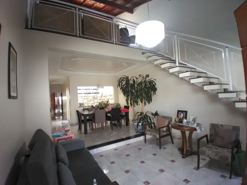 Casa com 5 quartos à venda, 300m2 em Jardim Alvorada, Valinhos - SP - imagem 3 Foto 3 de Casa com 5 quartos à venda, 300m2 em Jardim Alvorada, Valinhos - SP