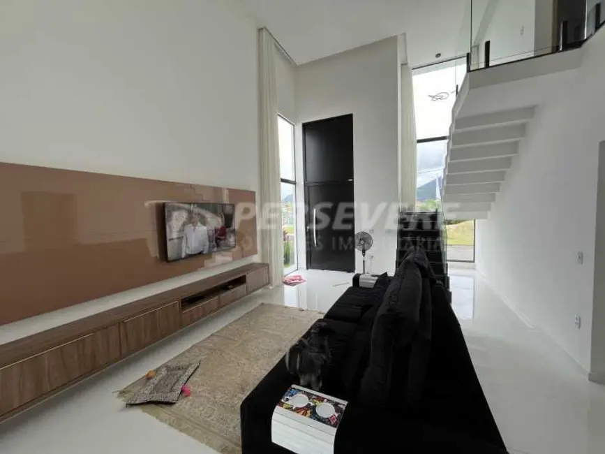 Foto 2 de Casa de Condomínio com 4 quartos à venda, 231m2 em Marica - RJ