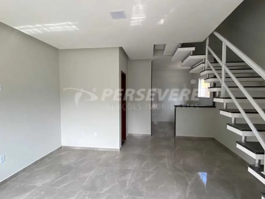 Foto 2 de Casa com 2 quartos à venda, 75m2 em Marica - RJ