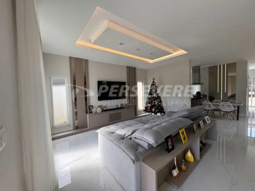 Foto 3 de Casa de Condomínio com 4 quartos à venda, 303m2 em Marica - RJ