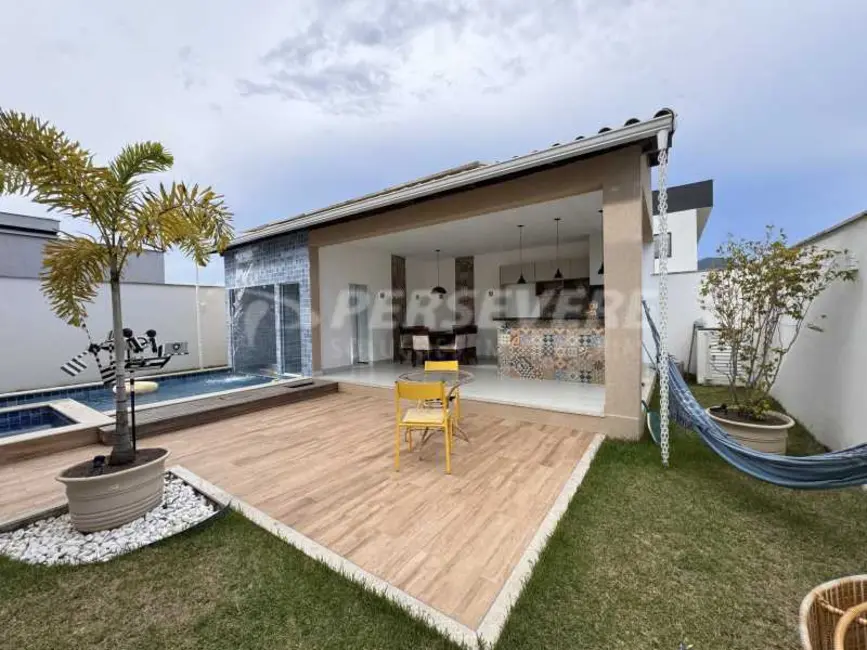 Foto 2 de Casa de Condomínio com 4 quartos à venda, 303m2 em Marica - RJ