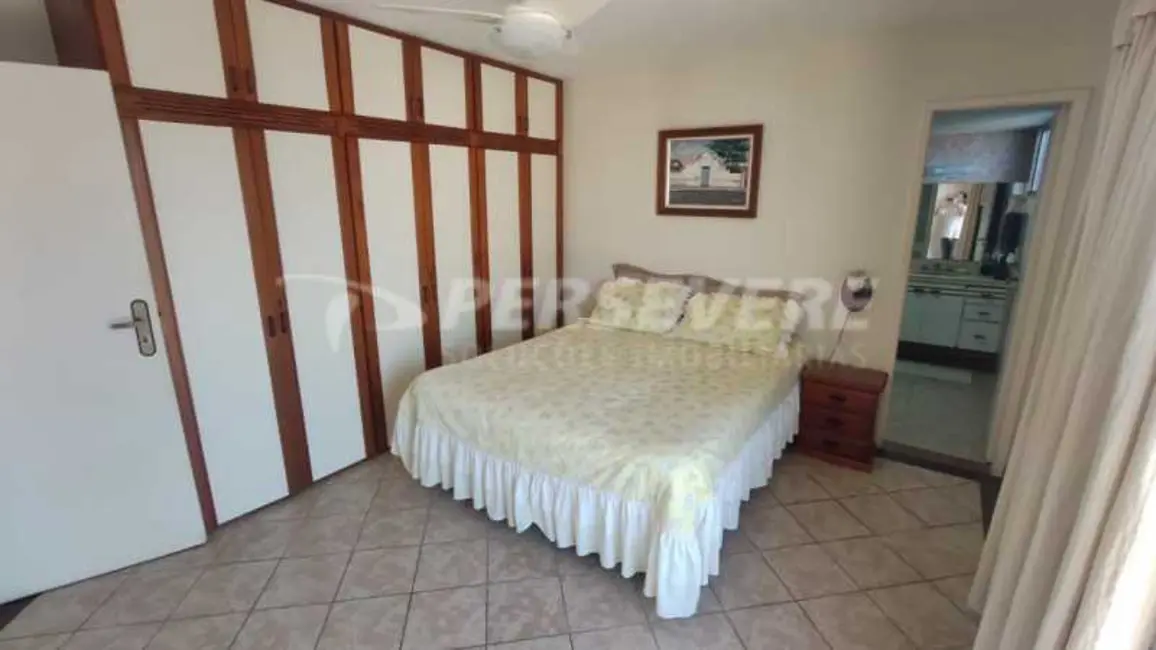 Foto 8 de Casa com 6 quartos à venda, 206m2 em Cabo Frio - RJ