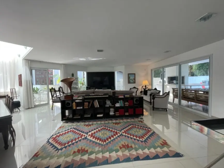 Casa com 4 quartos para alugar, 400m2 em Jurerê, Florianopolis - SC - imagem 7 Foto 7 de Casa com 4 quartos para alugar, 400m2 em Jurerê, Florianopolis - SC