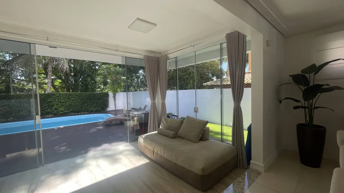 Casa com 4 quartos para alugar, 320m2 em Jurerê, Florianopolis - SC - imagem 2 Foto 2 de Casa com 4 quartos para alugar, 320m2 em Jurerê, Florianopolis - SC