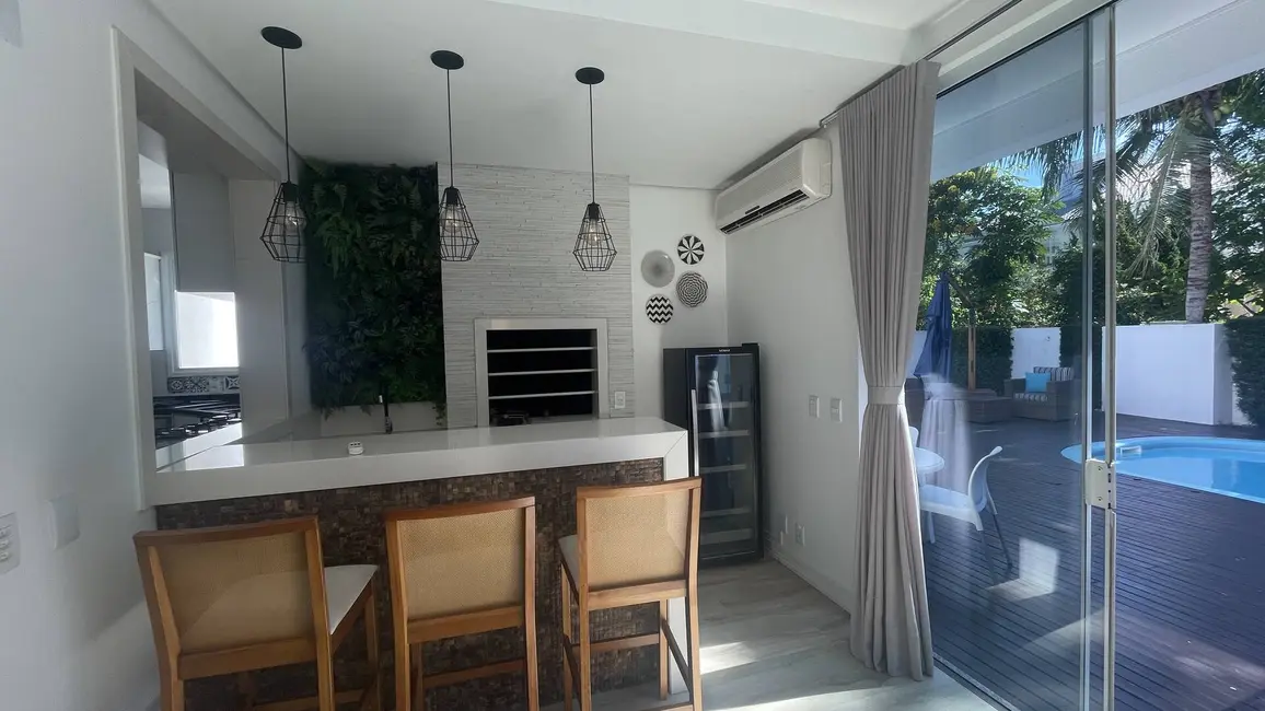 Casa com 4 quartos para alugar, 320m2 em Jurerê, Florianopolis - SC - imagem 3 Foto 3 de Casa com 4 quartos para alugar, 320m2 em Jurerê, Florianopolis - SC