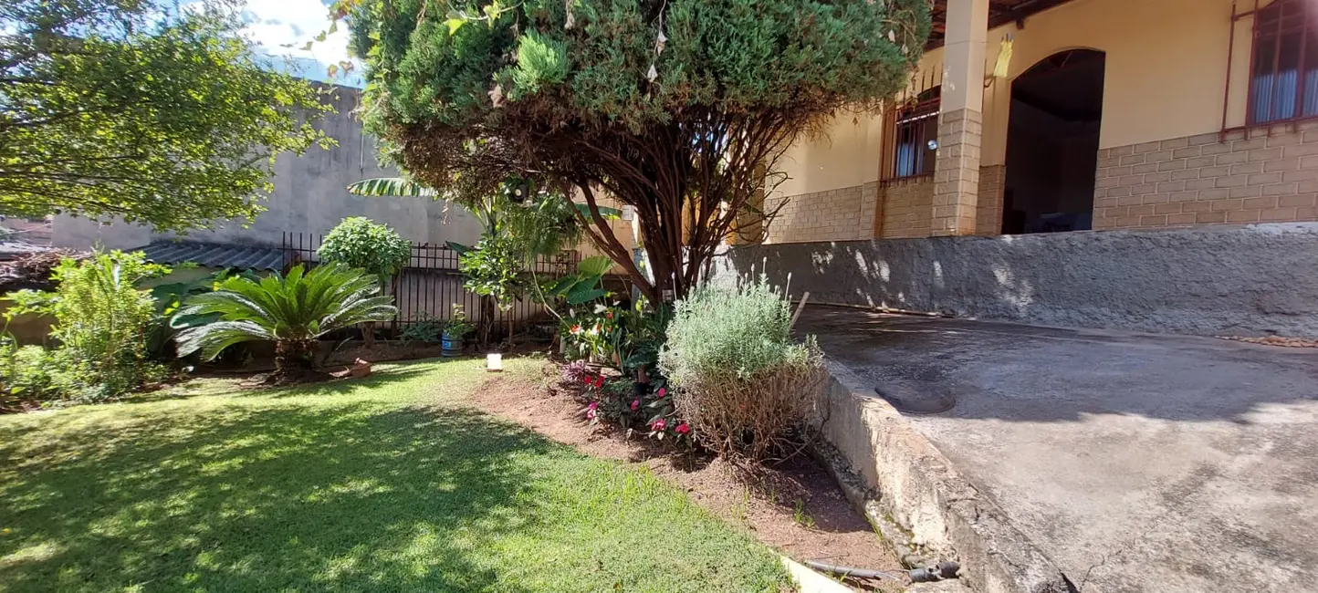 Foto 1 de Casa com 3 quartos à venda, 200m2 em Ibirite - MG
