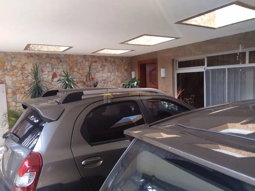 Foto 2 de Casa com 4 quartos à venda, 300m2 em Vila Londrina, São Paulo - SP