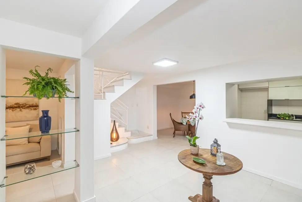 Casa com 5 quartos à venda, 170m2 em Barra da Tijuca, Rio De Janeiro - RJ - imagem 2 Foto 2 de Casa com 5 quartos à venda, 170m2 em Barra da Tijuca, Rio De Janeiro - RJ