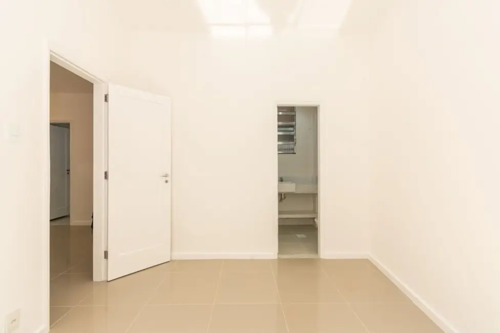 Apartamento com 1 quarto à venda, 43m2 em Copacabana, Rio De Janeiro - RJ - imagem 3 Foto 3 de Apartamento com 1 quarto à venda, 43m2 em Copacabana, Rio De Janeiro - RJ
