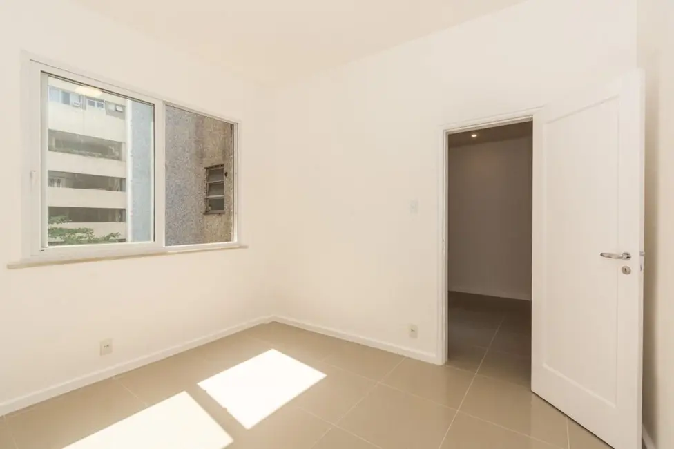 Apartamento com 1 quarto à venda, 43m2 em Copacabana, Rio De Janeiro - RJ - imagem 4 Foto 4 de Apartamento com 1 quarto à venda, 43m2 em Copacabana, Rio De Janeiro - RJ