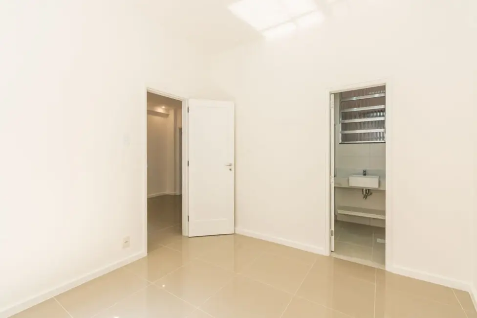 Apartamento com 1 quarto à venda, 43m2 em Copacabana, Rio De Janeiro - RJ - imagem 2 Foto 2 de Apartamento com 1 quarto à venda, 43m2 em Copacabana, Rio De Janeiro - RJ