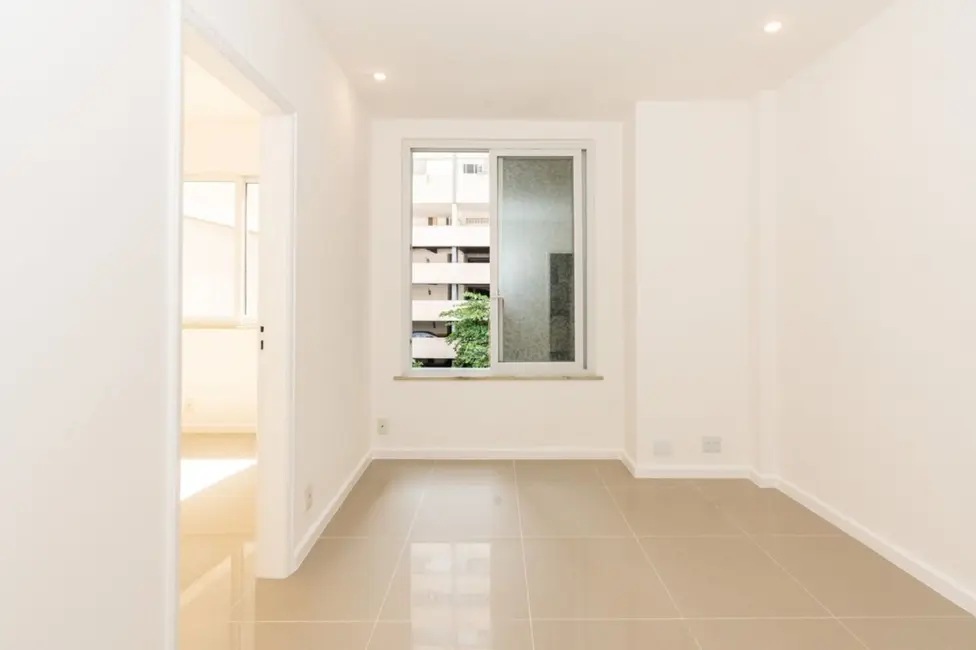 Apartamento com 1 quarto à venda, 43m2 em Copacabana, Rio De Janeiro - RJ - imagem 1 Foto 1 de Apartamento com 1 quarto à venda, 43m2 em Copacabana, Rio De Janeiro - RJ