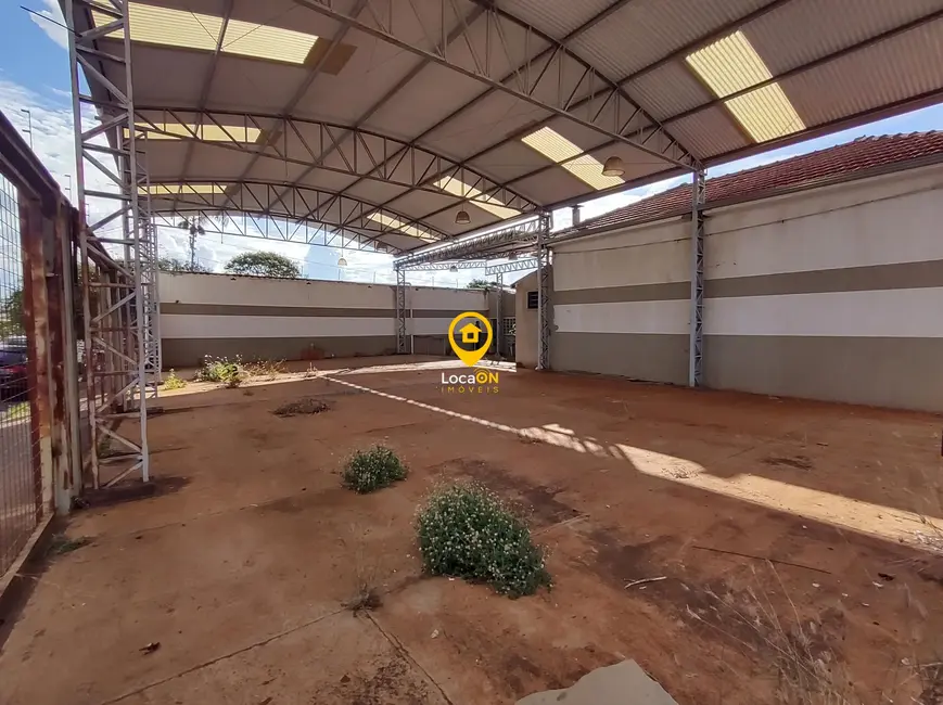 Armazém / Galpão com 1 quarto para alugar, 300m2 em Centro, Araraquara - SP - imagem 3 Foto 3 de Armazém / Galpão com 1 quarto para alugar, 300m2 em Centro, Araraquara - SP