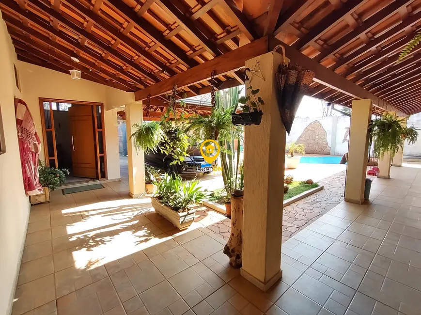 Casa com 3 quartos para alugar, 251m2 em Parque Gramado II, Araraquara - SP - imagem 2 Foto 2 de Casa com 3 quartos para alugar, 251m2 em Parque Gramado II, Araraquara - SP