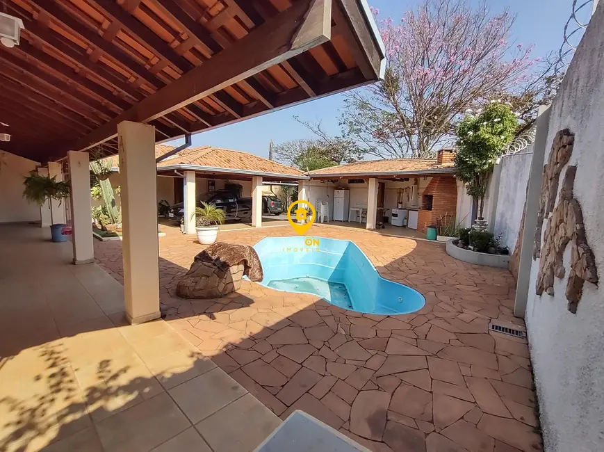 Casa com 3 quartos para alugar, 251m2 em Parque Gramado II, Araraquara - SP - imagem 1 Foto 1 de Casa com 3 quartos para alugar, 251m2 em Parque Gramado II, Araraquara - SP