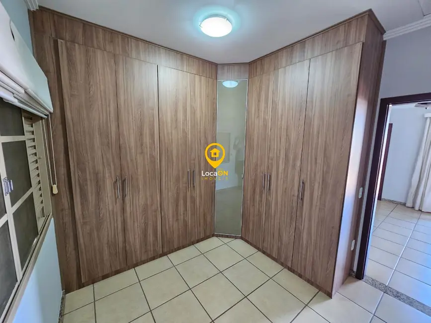 Casa com 3 quartos para alugar, 120m2 em Jardim Santa Lúcia, Araraquara - SP - imagem 8 Foto 8 de Casa com 3 quartos para alugar, 120m2 em Jardim Santa Lúcia, Araraquara - SP