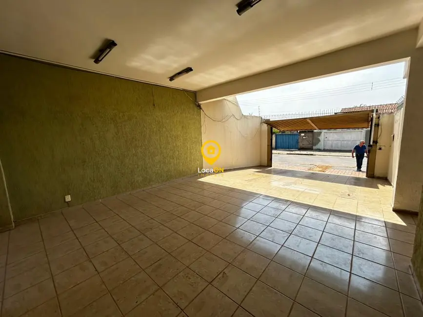 Foto 2 de Sobrado com 4 quartos para alugar, 418m2 em Jardim Planalto, Goiania - GO