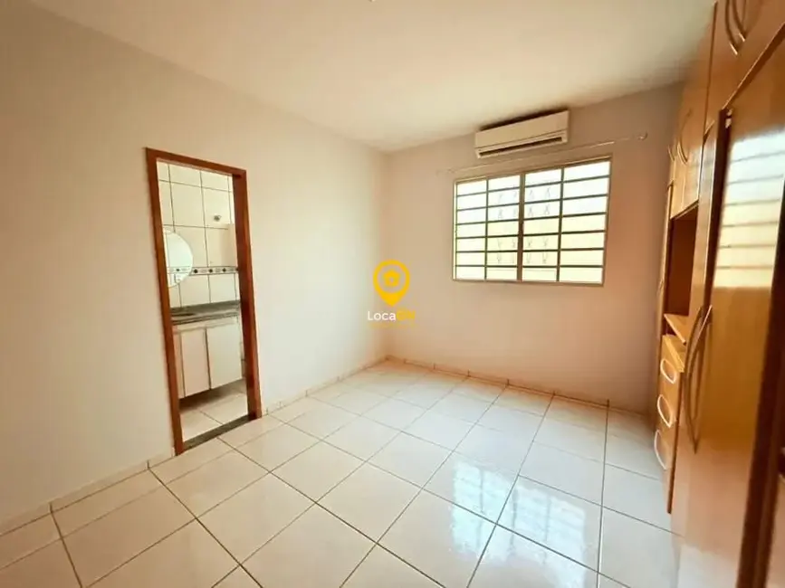 Foto 8 de Casa com 3 quartos para alugar, 205m2 em Residencial Porto Seguro, Goiania - GO