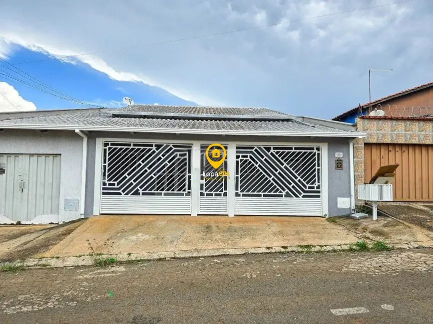 Casa com 3 quartos para alugar, 210m2 em Setor Urias Magalhães, Goiania - GO - imagem 1 Foto 1 de Casa com 3 quartos para alugar, 210m2 em Setor Urias Magalhães, Goiania - GO