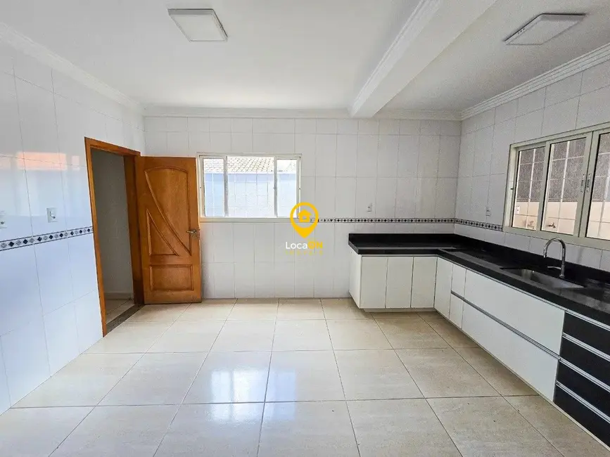 Casa com 3 quartos para alugar, 210m2 em Setor Urias Magalhães, Goiania - GO - imagem 8 Foto 8 de Casa com 3 quartos para alugar, 210m2 em Setor Urias Magalhães, Goiania - GO