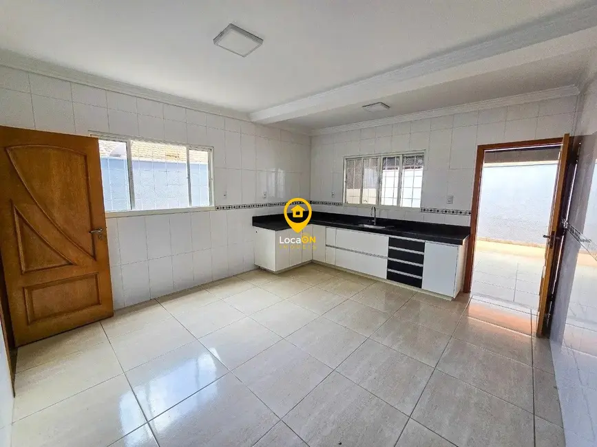 Casa com 3 quartos para alugar, 210m2 em Setor Urias Magalhães, Goiania - GO - imagem 7 Foto 7 de Casa com 3 quartos para alugar, 210m2 em Setor Urias Magalhães, Goiania - GO