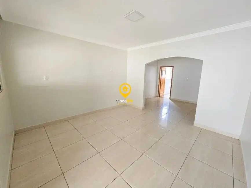 Casa com 3 quartos para alugar, 210m2 em Setor Urias Magalhães, Goiania - GO - imagem 4 Foto 4 de Casa com 3 quartos para alugar, 210m2 em Setor Urias Magalhães, Goiania - GO