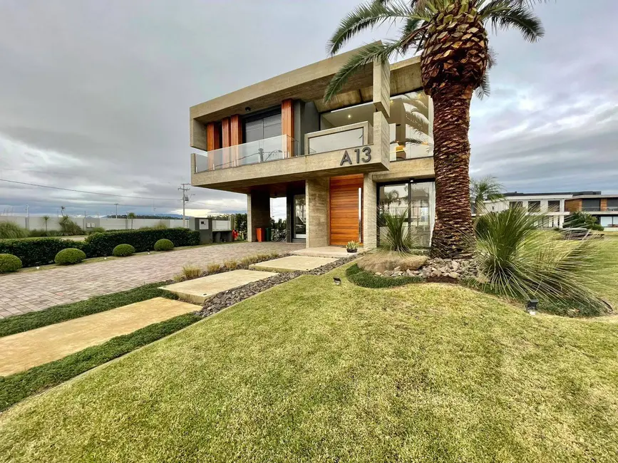 Casa com 5 quartos à venda, 457m2 em Centro, Xangri-lá - RS - imagem 1 Foto 1 de Casa com 5 quartos à venda, 457m2 em Centro, Xangri-lá - RS