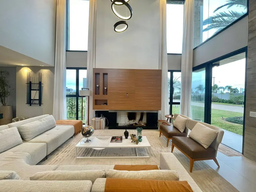 Casa com 5 quartos à venda, 457m2 em Centro, Xangri-lá - RS - imagem 2 Foto 2 de Casa com 5 quartos à venda, 457m2 em Centro, Xangri-lá - RS