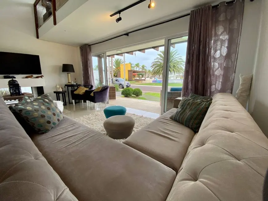 Casa com 3 quartos à venda em Xangri-lá - RS - imagem 8 Foto 8 de Casa com 3 quartos à venda em Xangri-lá - RS
