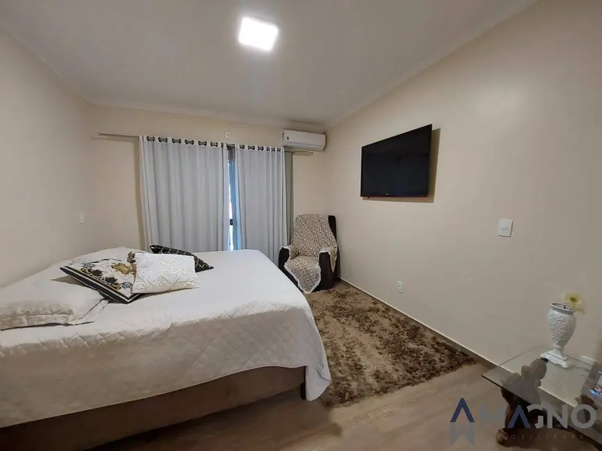 Foto 6 de Sobrado com 6 quartos à venda, 450m2 em Santa Felicidade, Cascavel - PR