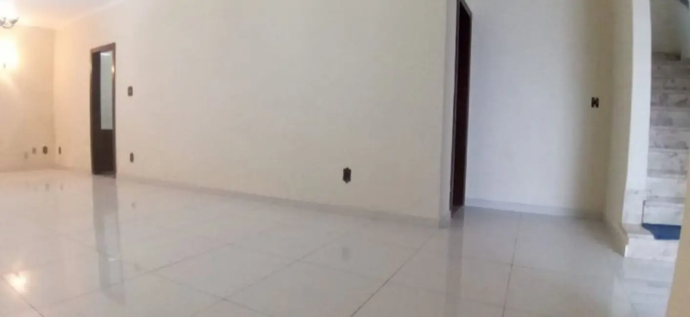 Casa com 3 quartos para alugar, 200m2 em Aparecida, Santos - SP - imagem 4 Foto 4 de Casa com 3 quartos para alugar, 200m2 em Aparecida, Santos - SP