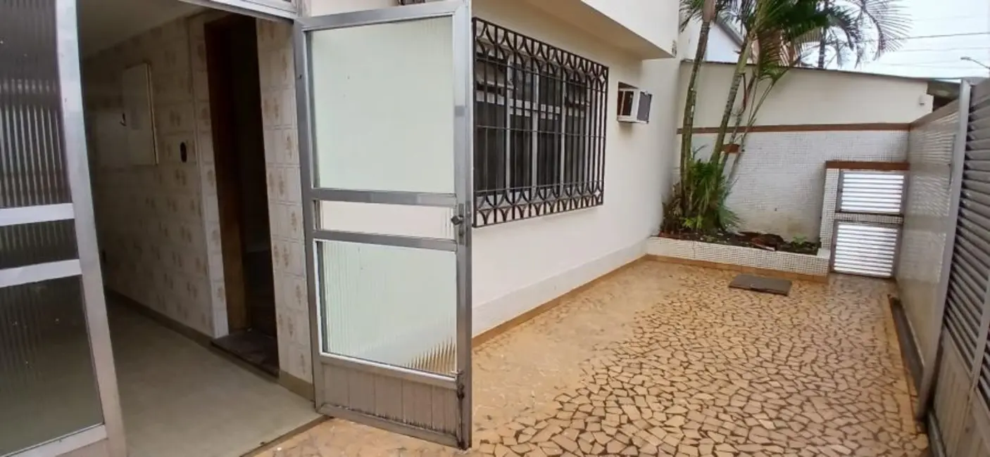 Foto 1 de Casa com 2 quartos para alugar, 100m2 em Ponta da Praia, Santos - SP
